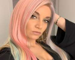 The star loves to dye her hair in different colors.